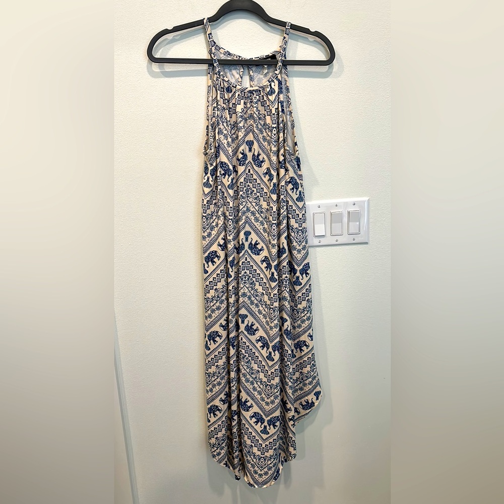 Super cute casual dress, has great flow to it, worn once
